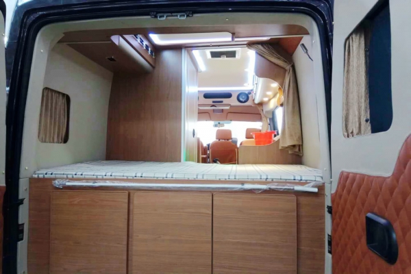 東風(fēng)御風(fēng)長(zhǎng)軸高頂B型房車(chē)尾部圖片