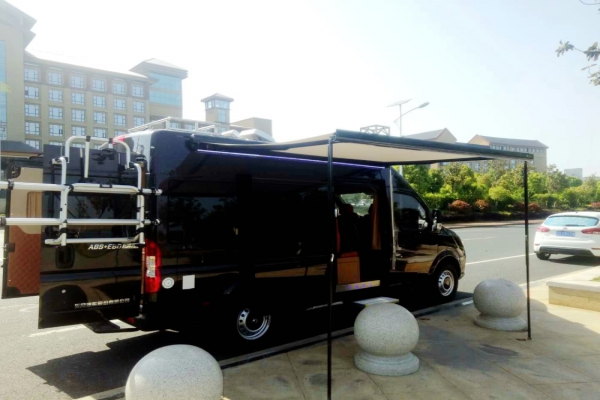 東風(fēng)御風(fēng)長(zhǎng)軸高頂B型房車(chē)遮陽(yáng)棚展開(kāi)圖片