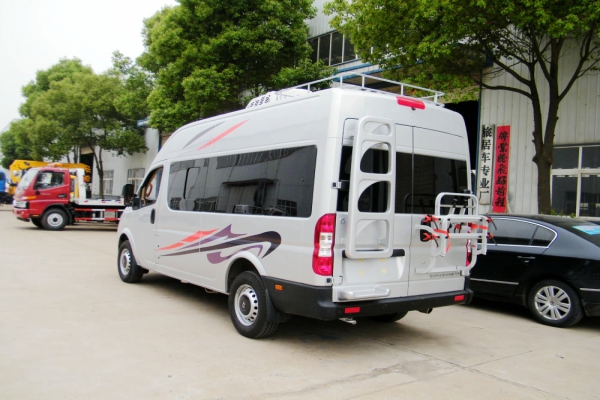 東風(fēng)御風(fēng)短軸中頂B型房車尾側(cè)圖片