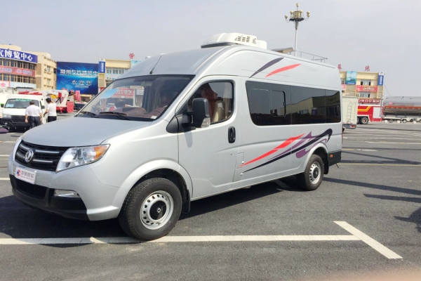 東風(fēng)御風(fēng)短軸中頂B型房車右前圖片