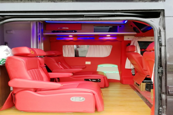 東風(fēng)御風(fēng)短軸中頂B型商務(wù)房車圖片