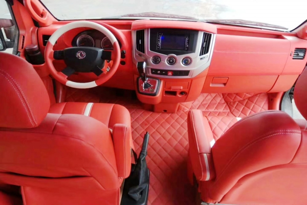 東風(fēng)御風(fēng)短軸中頂B型房車駕駛區(qū)域圖片