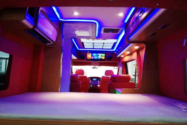 東風(fēng)御風(fēng)短軸中頂B型房車內(nèi)部床鋪圖片