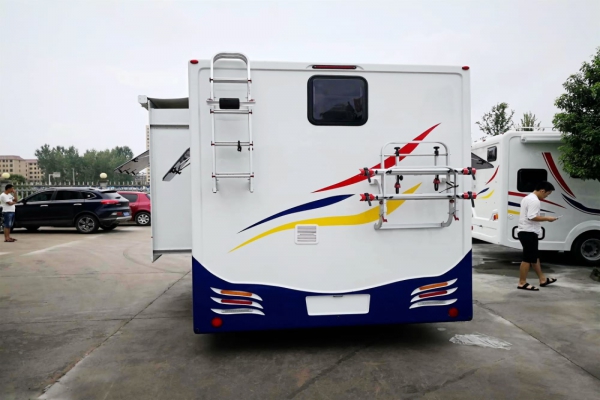 依維柯歐勝C型房車(chē)(選裝拓展倉(cāng))尾部圖片