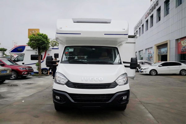 依維柯歐勝C型房車(chē)正前方圖片