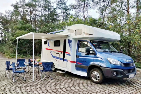 依維柯歐勝C型房車遮陽棚伸展圖片