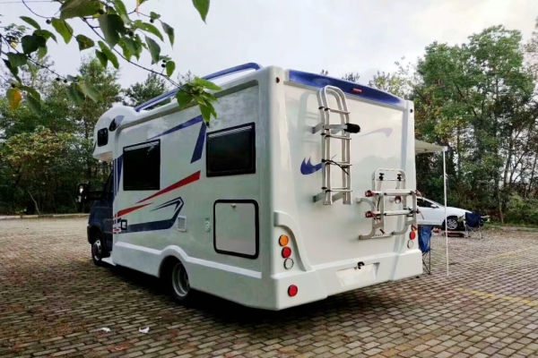 依維柯歐勝C型房車尾側圖片