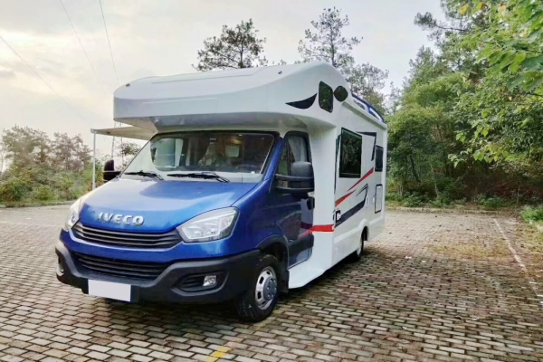依維柯歐勝C型房車右前圖片