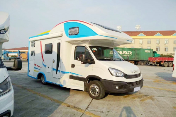 依維柯歐勝C型房車左前圖片