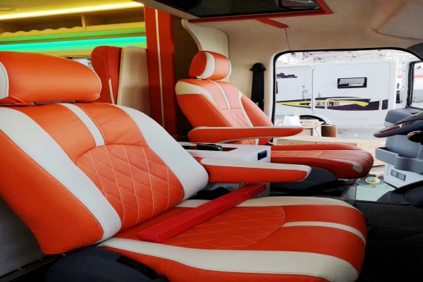 依維柯歐勝C型房車駕駛室布局圖片