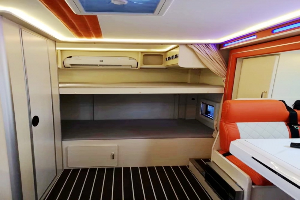 依維柯歐勝C型房車內部床位圖片