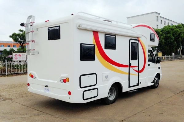 依維柯寶迪C型房車尾側(cè)圖片