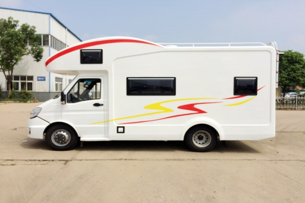 依維柯寶迪C型房車正側(cè)圖片