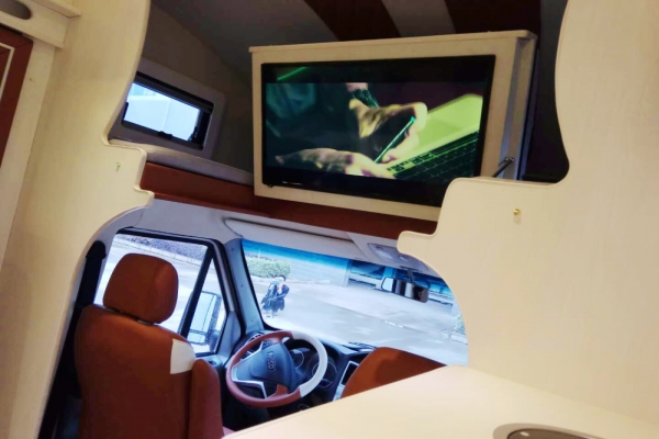 依維柯寶迪C型房車內(nèi)部前方圖片