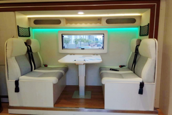 依維柯寶迪C型房車中部座位圖片