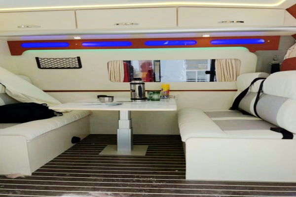 依維柯寶迪C型房車選裝拓展倉內(nèi)部圖片