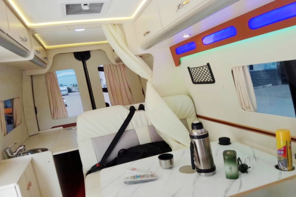 依維柯寶迪C型房車選裝拓展倉內(nèi)部后方圖片