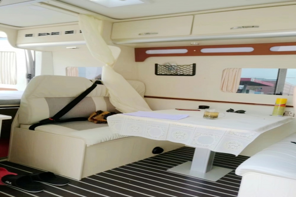 依維柯寶迪C型房車選裝拓展倉內(nèi)部座位布局圖片