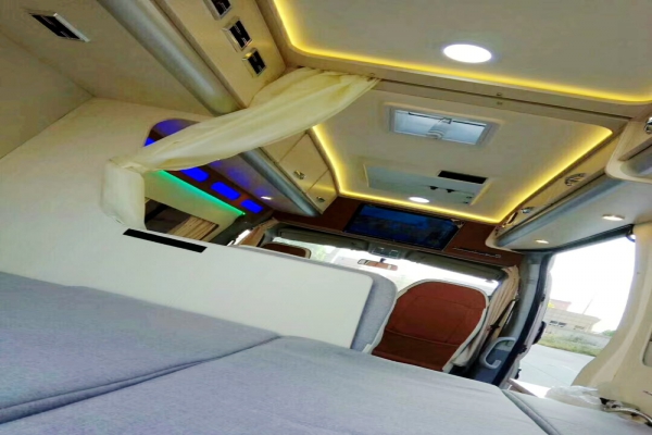 依維柯寶迪C型房車選裝拓展倉內(nèi)部后方圖片