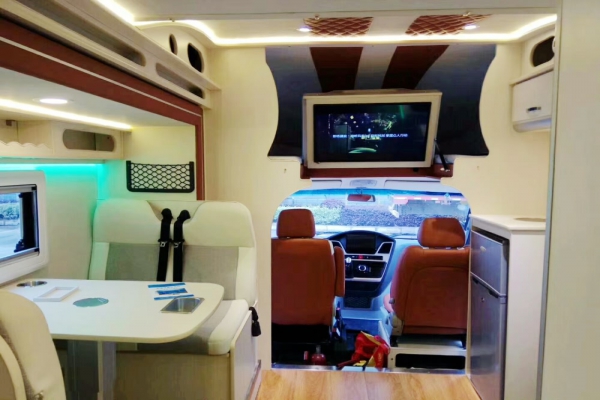 依維柯寶迪C型房車選裝拓展倉內(nèi)部前方圖片