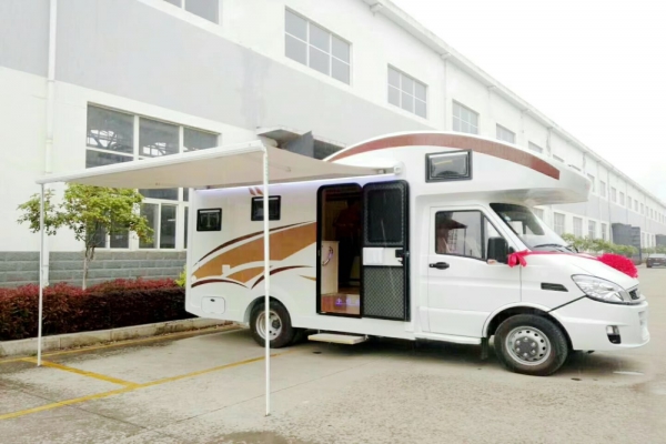 依維柯寶迪C型房車選裝拓展倉遮陽棚圖片