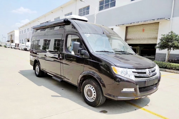 東風(fēng)御風(fēng)長(zhǎng)軸高頂B型房車(chē)右前圖片