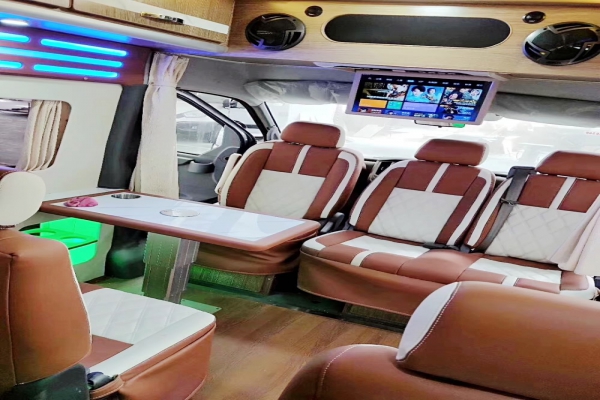 東風(fēng)御風(fēng)長(zhǎng)軸高頂B型房車(chē)結(jié)構(gòu)布局圖片