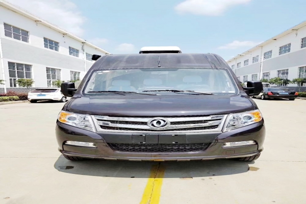 東風(fēng)御風(fēng)長(zhǎng)軸高頂B型房車(chē)正前圖片