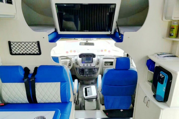 上汽大通V80C型房車(chē)內(nèi)部前方圖片