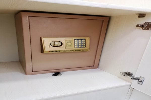 上汽大通V80C型房車(chē)內(nèi)部保險(xiǎn)柜圖片