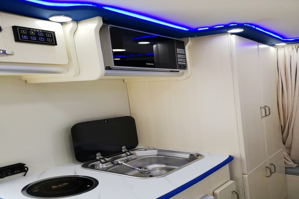 上汽大通V80C型房車(chē)廚房圖片