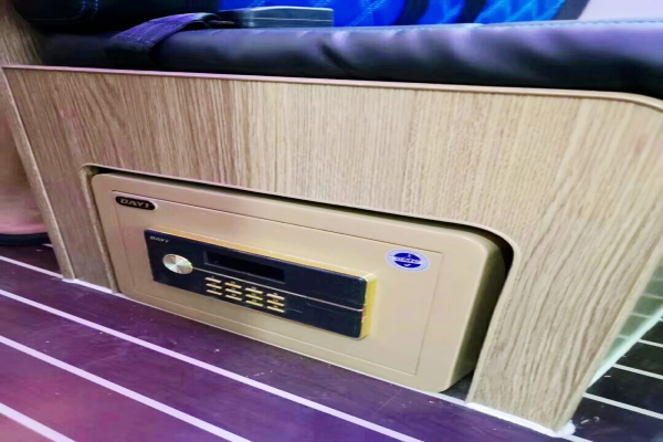 上汽大通V80C型房車(chē)保險(xiǎn)箱圖片