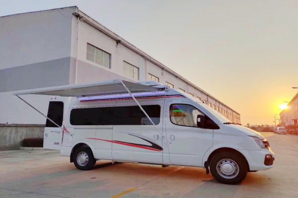 上汽大通V80長軸高頂B型房車遮陽棚圖片
