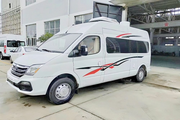 上汽大通V80長軸高頂B型房車右前圖片