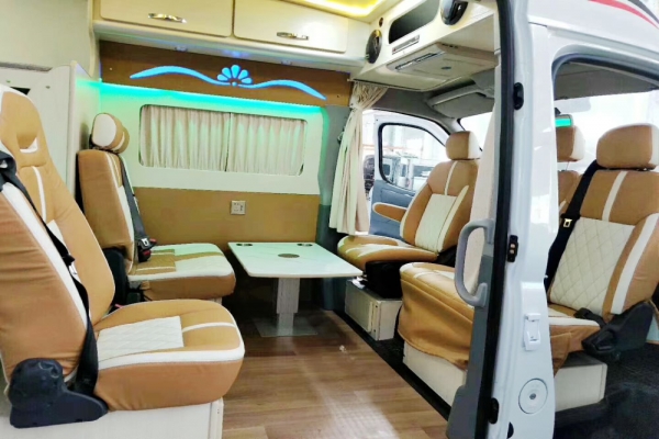 上汽大通V80長軸高頂B型房車座位布局圖片