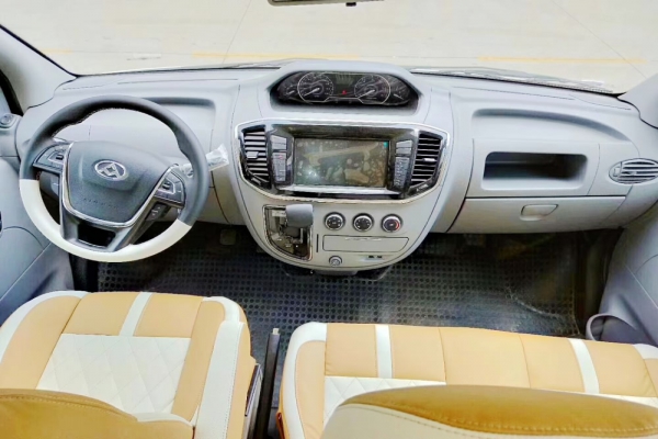 上汽大通V80長軸高頂B型房車駕駛艙圖片