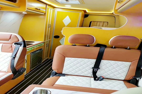 上汽大通V80長軸高頂B型房車內(nèi)部后方圖片