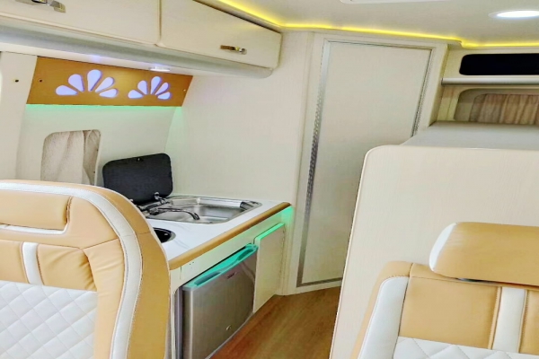 上汽大通V80長軸高頂B型房車內(nèi)飾圖片