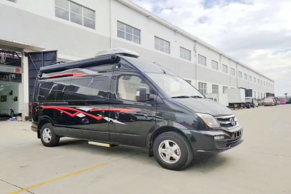 上汽大通V80長軸高頂B型房車左前圖片