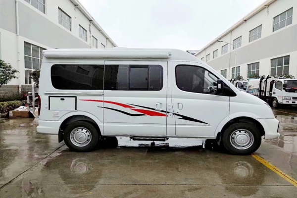 上汽大通V80短軸中頂B型房車(chē)左側(cè)面圖片