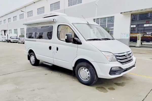 上汽大通V80短軸中頂B型房車(chē)左前圖片