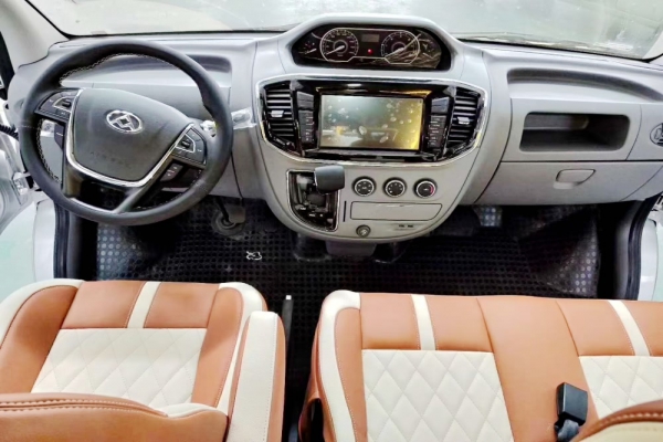 上汽大通V80短軸中頂B型房車(chē)駕駛區(qū)圖片