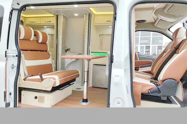 上汽大通V80短軸中頂B型房車(chē)座位布局圖