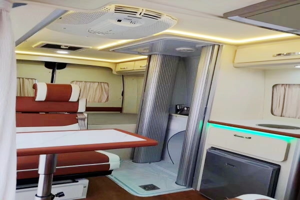 上汽大通V80短軸中頂B型房車(chē)內(nèi)部結(jié)構(gòu)圖片