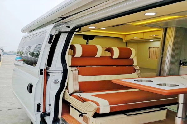 上汽大通V80短軸中頂B型房車(chē)圖片