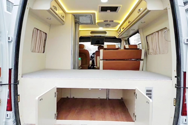 上汽大通V80短軸中頂B型房車(chē)床位布局圖