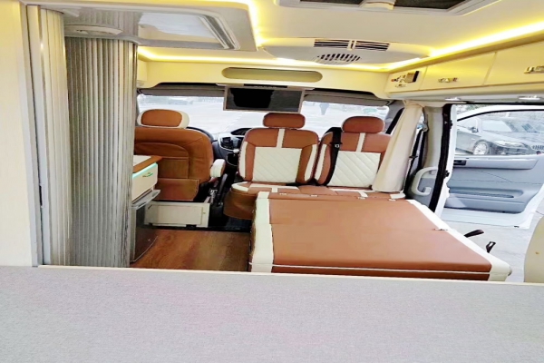 上汽大通V80短軸中頂B型房車(chē)由后向前一覽圖