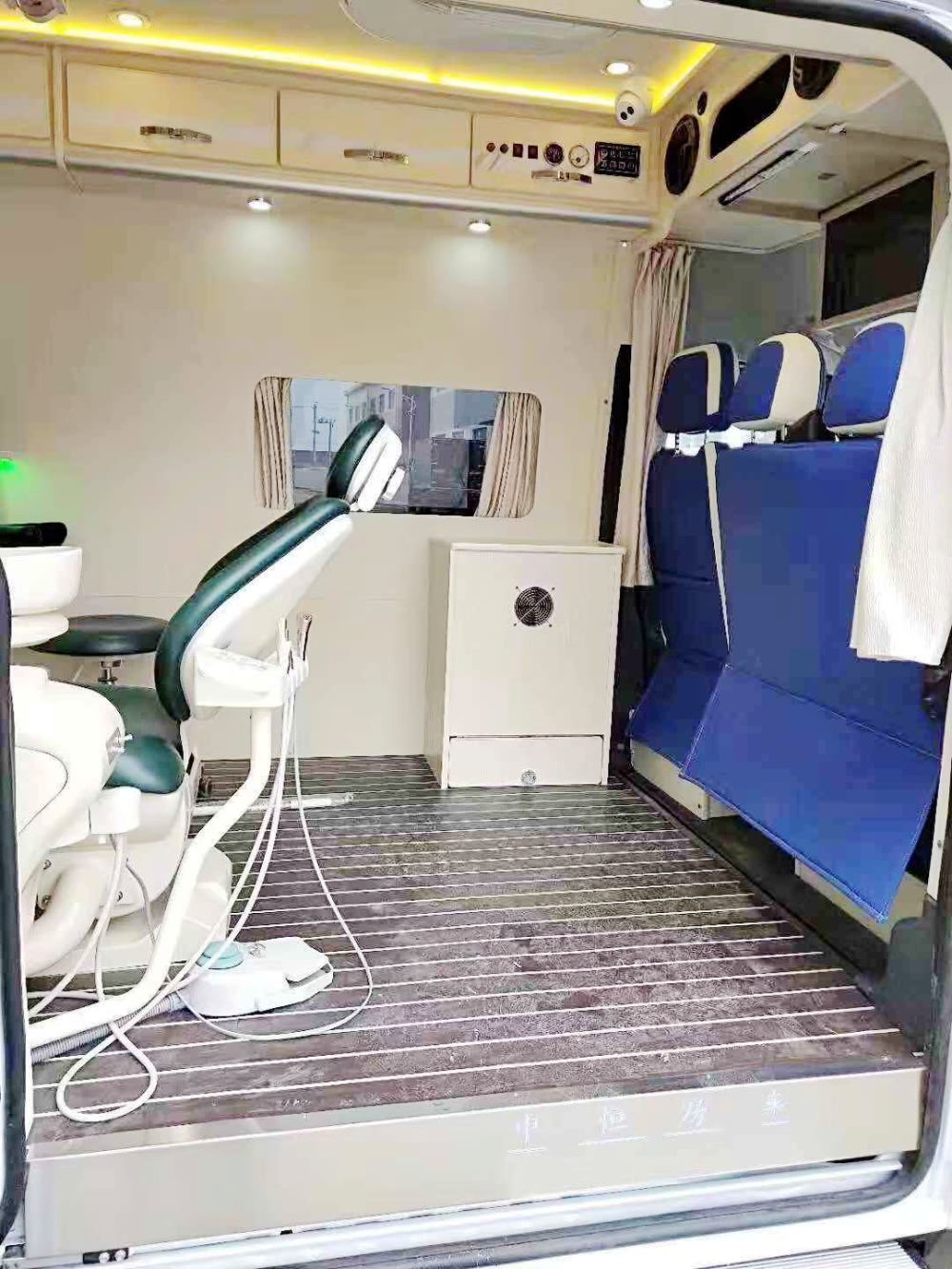 福特新世代移動牙醫(yī)房車入口圖片