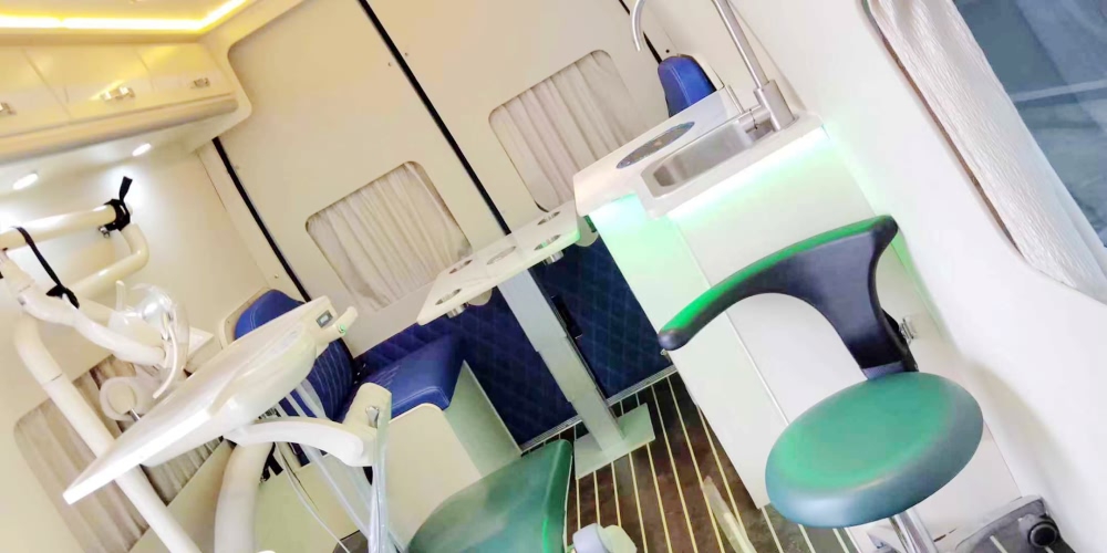 福特新世代移動牙醫(yī)房車工作臺圖片