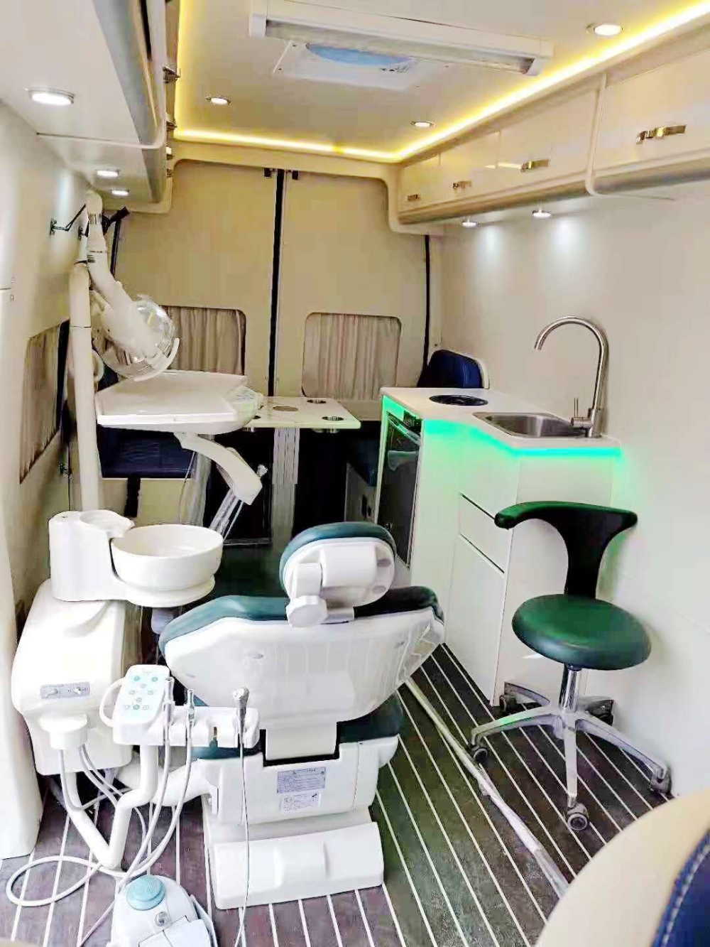 福特新世代移動牙醫(yī)房車內(nèi)里設(shè)備圖片
